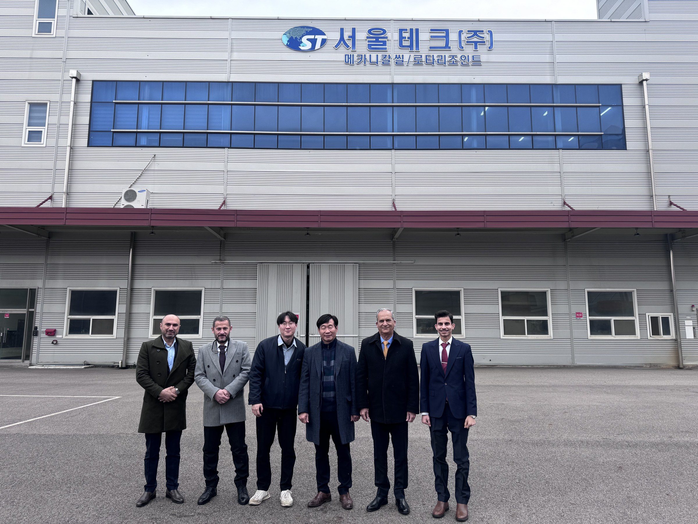 The ITS and North Gas Company delegation with the Seoul Tech team in front of the Seoul Tech factory.